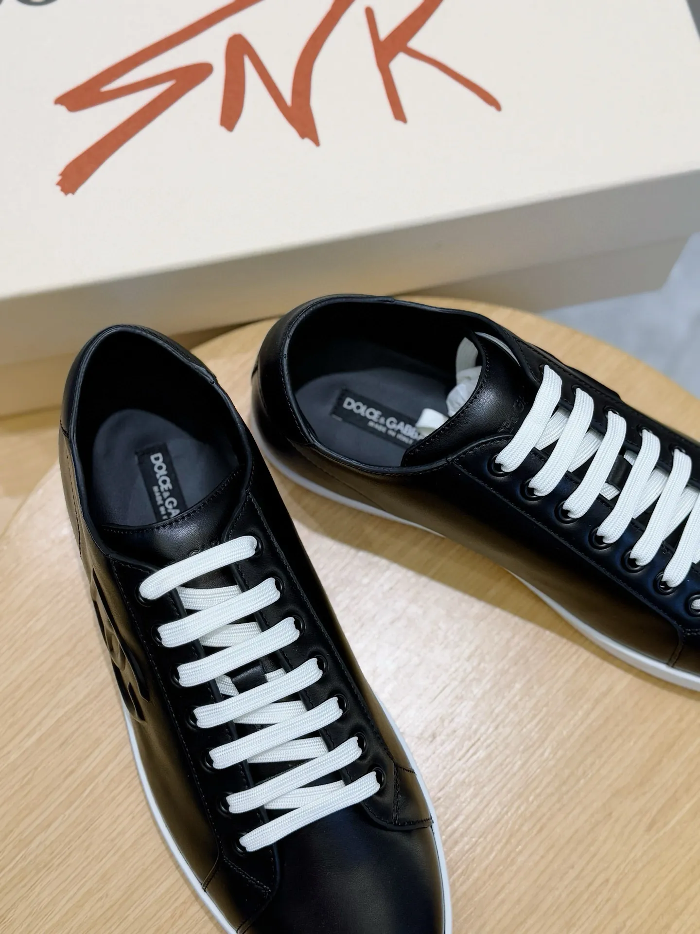 Men's Men's Shoes💰400 [New Style]🐏🐏DG men's calfskin sneakers Portofino Yacht shoes, simple and versatile design, unique saddle leather soles. The Dolce &G logo rear wing is the icing on the cake. Imported cowhide + rubber outsole Size: 39-44 (customized at 38.45)